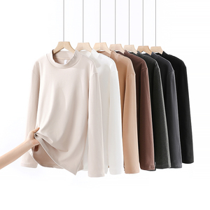 เสื้อถักผู้ชายแบบเรียบง่ายสีพื้นสองด้าน สไตล์วินเทจ ทรงเข้ารูป ป้องกันขนร่วง พร้อมโลโก้ด้านหน้า รับผลิตตามสั่งขายส่ง - Product Image 3
