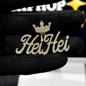 จี้สร้อยคอแบบกำหนดเอง HIPHOP SPARKLE HeiHei Crown Name Pendant เงินแท้ 925 ประดับเพชร VVS Moissanite สไตล์ฮิปฮอป ฝังเพชรแบบไมโครเพฟ - Product Image 6