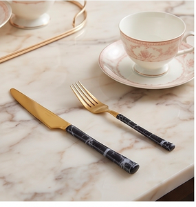 Juego de cubiertos de acero inoxidable de diseño moderno con acabado dorado y mango de mármol negro, apto para lavavajillas, para bodas, hogar y uso en cafeterías. - Product Image 3