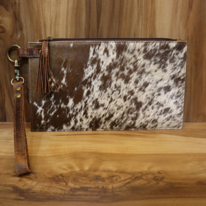 Pochette à main en cuir véritable fait main avec fourrure de vache – Pochette zippée style western marron et blanc avec bandoulière amovible - Product Image 1