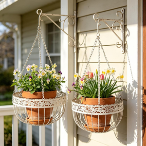 Pot de fleurs suspendu en métal blanc avec bordure décorative antique, chaîne de suspension et crochet pour balcon, patio, jardin - Product Image 5