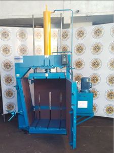 Presse à balles de ferraille de 26 tonnes, haute productivité, en acier au carbone, motorisée - Product Image 1