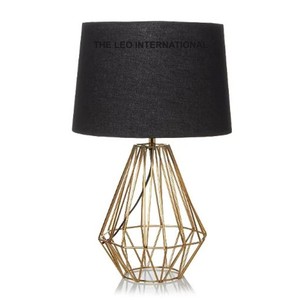 Lampe de table en aluminium artisanale très prisée avec abat-jour en tissu, idéale pour chambre, canapé, ou comme lampe de chevet pour mariage - Product Image 1