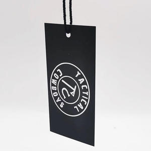 Nouvelles étiquettes suspendues en tissu de luxe imprimées, étiquettes en papier personnalisées pour vêtements avec livraison gratuite - Product Image 1