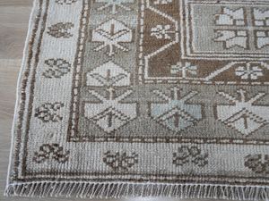 Vibrante Alfombra Bereber Marroquí Tejida a Mano con Patrones Geométricos, Camellos, Casas y Estrellas - Product Image 2