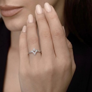 Anillo de Compromiso y Boda de Oro Blanco de 9K con Diamante Cultivado en Laboratorio de Corte Redondo de 2.10CT, Diseño de Corona, Tiara y Chevron en V para Mujer, Joyería Fina Personalizada - Product Image 6