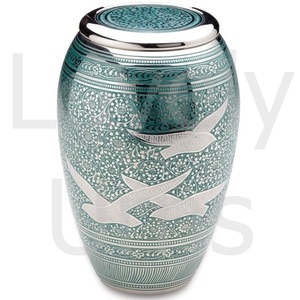 Urna Funeraria de Latón Macizo para Regreso a Casa, Acabado Plateado, Palomas Blancas Esmaltadas, Tapa con Espiral Grabada a Mano, Fábrica OEM ODM - Product Image 2