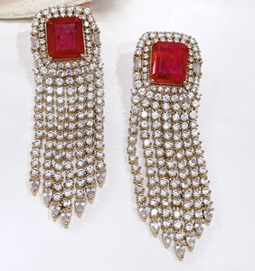Boucles d'oreilles pendantes tendance en laiton plaqué or avec cristaux et pampilles, pierres de zircon violettes, pour femme, style lustre, pour soirée romantique, ÉCLATS EXCEPTIONNELS - Product Image 4