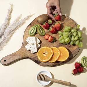 Tabla de cortar redonda de madera de mango, pala para pizza, tabla multiusos para picar, servir y preparar charcutería - Product Image 3