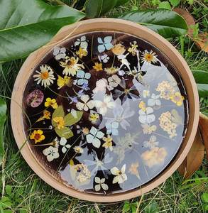 Plateau rond en bois avec de vraies fleurs sauvages en résine, plateau de service, décoration botanique pour la maison, vaisselle bohème faite à la main - Product Image 3