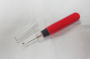 Enfile-aiguille lumineux AA0266 avec protection et piles incluses |   Découseur lumineux à manche rouge |   Pour la couture - Product Image 5