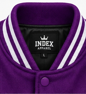 Chaqueta Varsity Morada Bordada para Hombre de Index Apparel, con Bloques de Color en las Mangas y Botones a Presión, Estilo Béisbol - Product Image 5