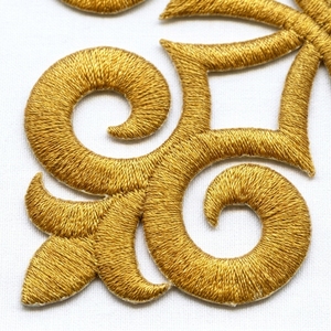 Parche Cuadrado Bordado Dorado con Diseño Arabesco, Insignia Cosida para Aplicación en Prendas, Estilo Clásico - Product Image 5