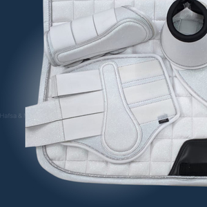 Conjunto Ecuestre de Sobrejubilla Blanca Brillante para Doma Clásica con Botas de Protección y Cascos, Logotipo Personalizado y Ribete de Cordón Plateado - Product Image 3
