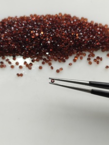 Granat rouge naturel 1,5 mm, taille brillant ronde, qualité supérieure, pierre précieuse en vrac pour la fabrication de bijoux - Product Image 1