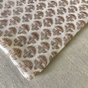 ผ้าฝ้ายพิมพ์ลายด้วยมือ – ลายบูติทั่วผืน |   ผ้าทอแบบดั้งเดิมของอินเดียสีน้ำตาลและสีเขียวเซจ - Product Image 1