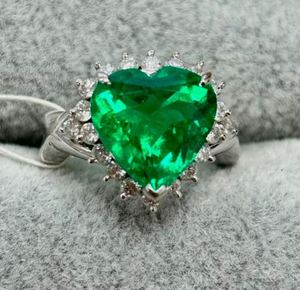 Anillo de Esmeralda Verde en Forma de Corazón Cultivada en Laboratorio con Engaste de Puntas Chapado en Oro, Anillo de Compromiso y Boda de Lujo con Gema - Product Image 2