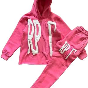 Conjunto deportivo informal con estampado puff, diseñado con material ligero y un estilo moderno para cualquier ocasión. - Product Image 1