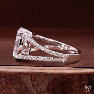 แหวนเพชรรูปไข่ 3 กะรัต ตัวเรือนทองคำขาว 10K ประดับเพชรแบบ Pave สองแถว ได้รับการรับรองจาก IGI เหมาะสำหรับแหวนขอแต่งงาน - Product Image 2