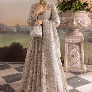 Robe de mariée pakistanaise haut de gamme bleu glace scintillant, modèle maxi avec jupe en tulle fluide et incrustations de cristaux. - Product Image 6