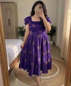 Vestido Midi Morado de Rayón para Mujer con Mariposas Bordadas, Estilo Tradicional Indio-Pakistaní 86266 ABC-133 TITTLI - Product Image 1