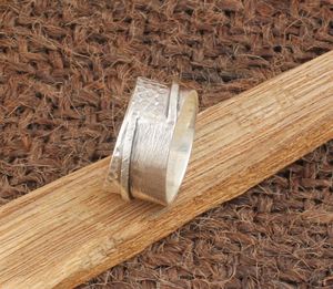 Anillo de Plata de Ley 925 Hecho a Mano con Bisel Martillado, Anillo Minimalista Apilable para Hombre y Mujer, Plata Artesanal - Product Image 5