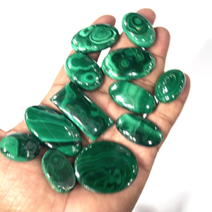 Malaquita natural, cabujón de piedra preciosa suelta, formas y tamaños variados, de 20 a 30 mm aprox. - Product Image 1