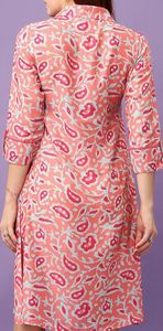 เดรสผ้าฝ้ายสีพีชพิมพ์ลายดอกไม้ คอวี แขนสั้น ทรงหลวม ความยาวปานกลาง ชายกระโปรงบาน เอวธรรมชาติ เป็นมิตรต่อสิ่งแวดล้อม - Product Image 4