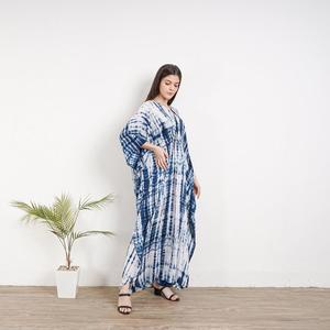 Vestido maxi caftán azul tie-dye para mujer, holgado, con cuello en V, para playa, estilo bohemio, ropa de resort. - Product Image 3