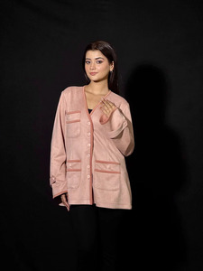 Chemisier rose à col en V et manches longues pour femme avec poches et fermeture boutonnée, coupe décontractée pour le bureau, 100 % coton popeline, ajustement ample - Product Image 4