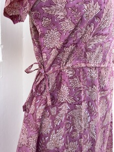 Vestido largo de algodón con estampado floral para mujer, cuello en V, botones al frente, manga corta, cintura con lazo, corte en A, dobladillo en contraste, estilo bohemio - Product Image 4