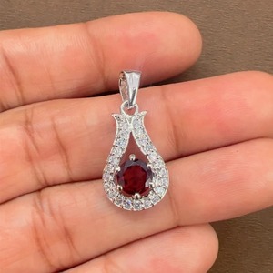 Pendentif Solitaire Rhaya Jewels en Argent Sterling Plaqué Rhodium avec Grenat Géométrique Sertie Griffe – Cadeau Tendance Minimaliste pour Femme - Product Image 2