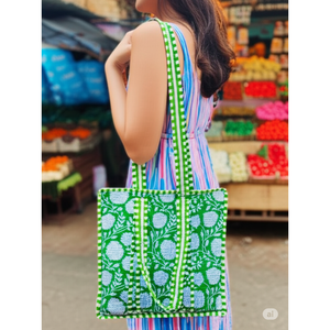 Grand sac fourre-tout à imprimé floral Artisan Block-Shopper durable vert et bleu - Product Image 4