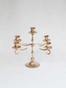Candélabre en laiton au look antique à cinq bras idéal pour les mariages ou les intérieurs d'inspiration vintage. - Product Image 4