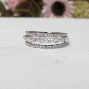 Bague de mariage demi-éternité en or blanc 10K/14K avec diamant de laboratoire taille brillant de luxe 1,40 carat, empilable, certifiée IGI Lurba - Product Image 1