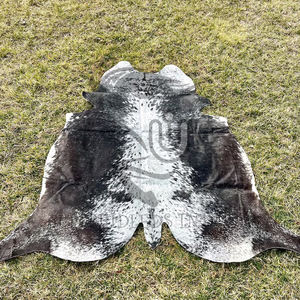 Alfombra Antideslizante de Piel de Vaca con Pelo Brasileño Auténtico en Tonos Blanco y Negro para Acampar al Aire Libre y para Picnic - Product Image 3