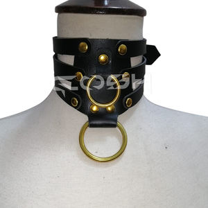 Harnais de cou punk gothique en similicuir noir fait main à triple sangle avec doubles anneaux en O dorés et détails cloutés - Product Image 3
