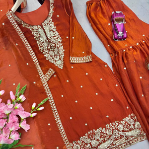 Ensemble ethnique pour femme : Kurti en soie Fandy bicolore lourd avec broderies et sequins, entièrement cousu, accompagné d'un Sharara et d'un Dupatta assortis - Product Image 1