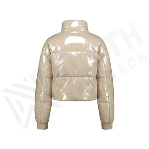 เสื้อแจ็คเก็ตพัฟเฟอร์สีเบจแบบเย็บลาย พร้อมปกตั้ง แขนยาว ปิดด้วยซิป เสื้อโค้ทฤดูหนาวแบบสั้น ผ้าเคลือบ PU - Product Image 2