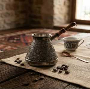 Cafetera Turca Cezve Ibrik de Oro Martillado para Estufa con Tapa y Mango de Madera Curvo para el Hogar y Cafeterías - Product Image 2