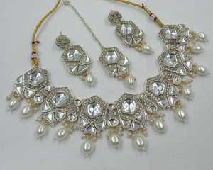 Elegante Juego de Collar y Pendientes de Novia Chapados en Oro de Alta Calidad, Maang Tikka con Circonitas Chapadas en Rodio, Certificado por Terceros - Product Image 1