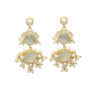 Boucles d'oreilles 3 couches pour femme, en laiton plaqué or 24 carats, avec zircone cubique et perle d'eau douce, couleur blanc crème, magnifiques, pour mariage - Product Image 1