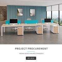 Poste de travail de bureau moderne pour six personnes à usage commercial, avec dessus en bois clair, panneaux d'intimité Aqua, cadres blancs et tiroir à dossiers mobile