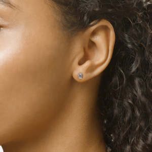 Pendientes de Diamante Moissanite Corte Radiante en Plata de Ley 925 con Engaste Clásico de Cuatro Puntas y Cierre Seguro a Presión (Par) - Product Image 2