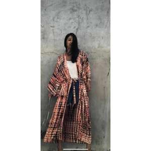 Kimono Largo de Playa Elegante de Primera Calidad, Hecho a Mano con Técnica Tie Dye, Mangas Tres Cuartos, 100% Algodón, Secado Rápido y Transpirable - Product Image 5