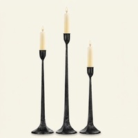 Ensemble de porte-bougies coniques en métal martelé argenté moderne, design élégant et minimaliste pour la décoration de table, les mariages et les fêtes de Noël