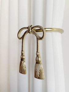 Sujetador de cortina decorativo de metal dorado con borla anudada y gancho para colgar en la pared, elegante soporte para cortinas para un estilo elegante en las ventanas del hogar. - Product Image 4