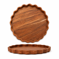 Plateau de service rond en bois |   Assiette en bois artisanale à bords festonnés |   Assiette décorative multi-usages