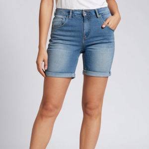 Pantalones cortos vaqueros holgados hasta la rodilla para niñas, con lavado desgastado y opciones de detalles rasgados/desgastados - Product Image 5