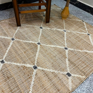 Alfombra de Yute Hecha a Mano con Patrón de Diamantes |   Alfombra Boho de Fibra Natural |   Alfombra Rústica Ecológica - Product Image 5